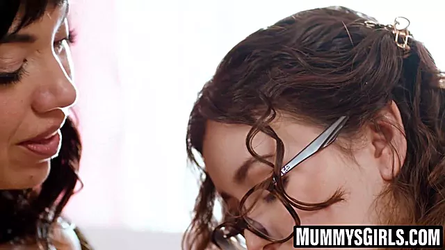 Milf Mit Großen Titten, Milf Titten, Titten An Pusy Reiben, Teen Titten, Heisse Brünette, Teenie Lesben Lecken Sich