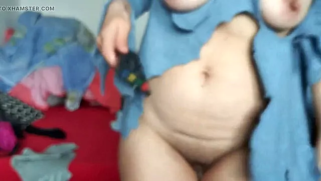 Amateur wife enjoys modeling her own cuts while dancing naked around the house