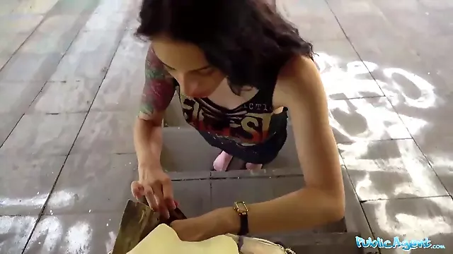 Public agent cum inside climax for usa babe Anna De Ville