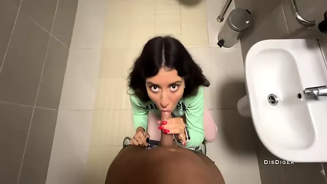 Amatoare Strîmt Liceana Bruneta, Interrasial Amatori, Amatori Public, Wc Public, Toaleta, Selfie