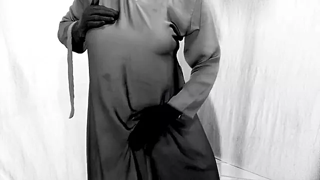 Sexy Indian housewife duo gets wild in a blowbang