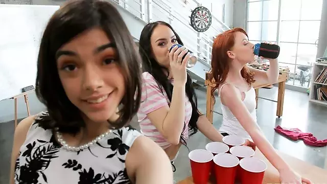 Vystrika Na Oholenou, Noha A Vagína, Honění A Výstřiky Náctileté, Ve Stoje, Skupinový Orál