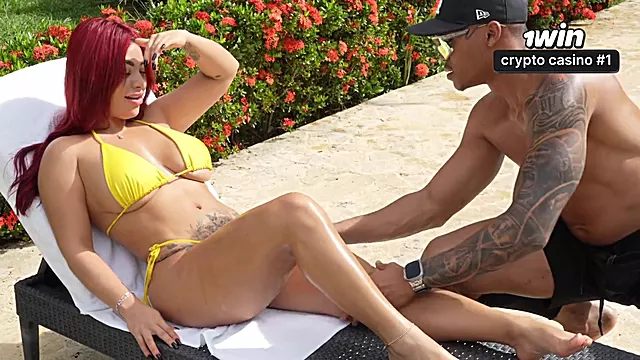 El chico que limpia la piscina tiene una BBC deliciosa!! no me resisto y termino cabalgando su enorme polla - Alejandra Palacios