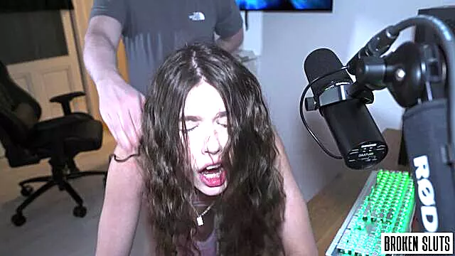 Levrette Gros Seins, Jolie Brunette, Longue Bite, Attiré Par Un Gros Penis, Ado Missionnaire