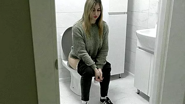 I need to go to the toilet; you can hear loud splashes WMV FULL HD 1080p