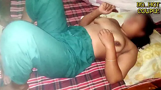 Desi step-siblings indulge in satisfying sex session together