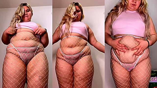 FAT BEAUTY SPREADS HER HUGE ASS