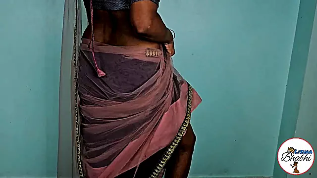 Desi cougar Bhabhi enjoys her summer treat in a sexy way
