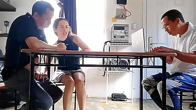 Suga Kuk Under Bordet, Avsugning Tonåring, Avsugning, Cuck Blowjob, Liten Kuk, Spruta P Frun