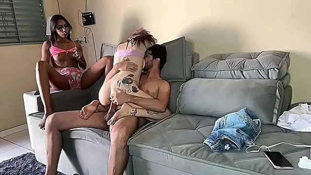 Culonas Tetonas, Doble Mamada, Corrida Entre Las Tetas, Corrida En Boca Casera, Coños Mojados Y Peludos