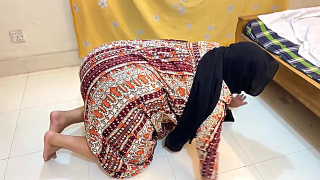 Egypt Beautiful Big Ass Curvy Muslim Hot Stepmom Stuck Under Bed Then She Want Anal Fuck From Me!
