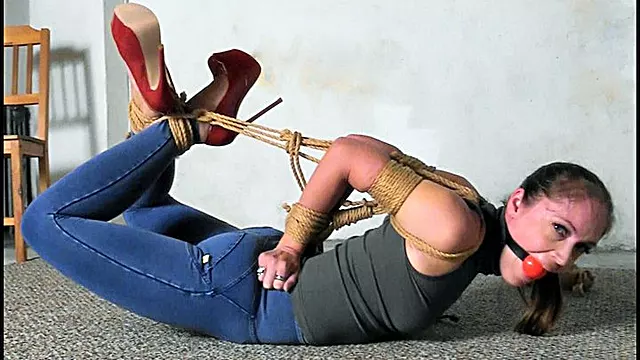 Gefesselt In High Heels, Leder Bondage, Fersen