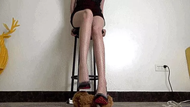 Xue'er Goddess High Heels Stampede Sitting Face Humiliation POV