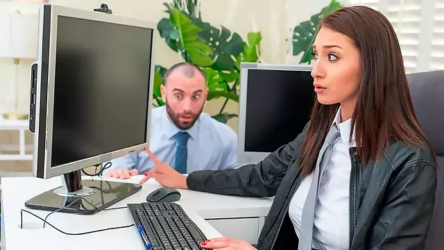 Brunetka Masturbace, Honění Leginy, Masturbace Zblízka, Masturbace V Práci, Zblízka, Výstřik Zralé Ženy