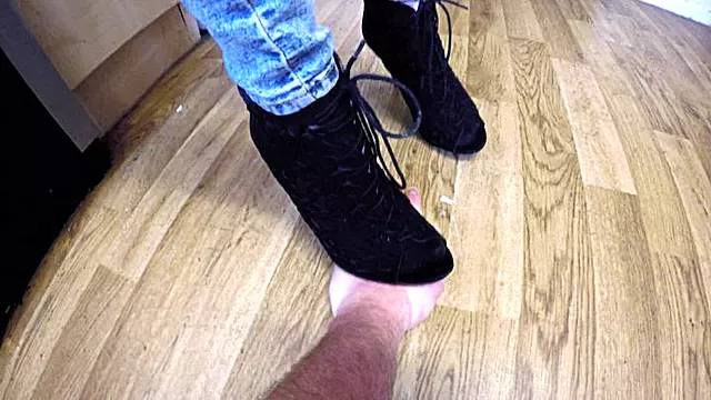 Chelsea's Hand Trampling Suede Boots