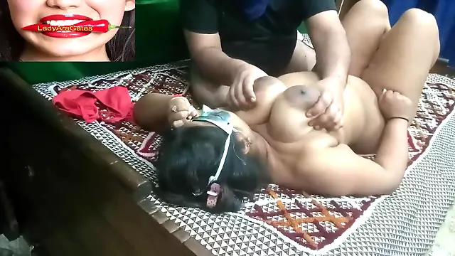 red-hot view bhabhi knocker pressing by spouse