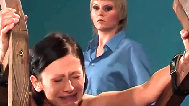Bdsm Lesbisk, Bdsm Trekant, Brunere Og Blondine, Milf Blondine, Trekantsex Blondiner, Lesbisk Bondage