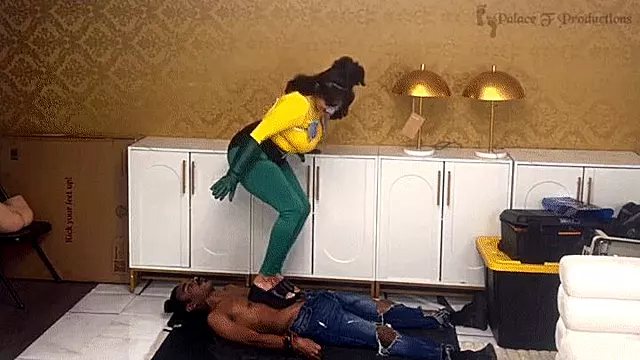 سيدات مسيطرات, مهيمنة اقدام, حب الأرجل, قدم الإسكات, صفع أقدام, اول مراة, نساء تعبد الاقدام, امراه تدوس
