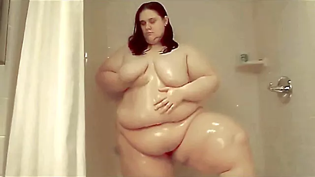 Curvy SSBBW Xutjja showers and gets a trim
