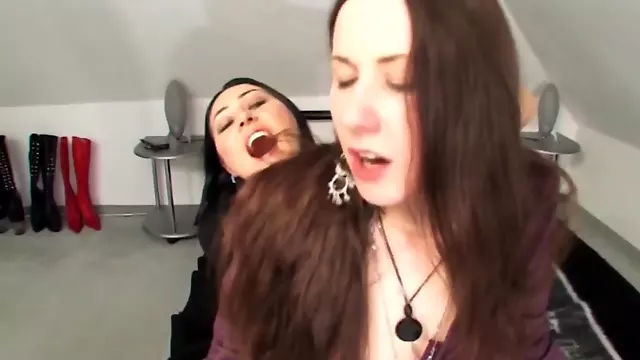 Lesben Bdsm, Lesbian Brünette, Lesben Strapon, Versaute Lesben, Lesben, Zeigen, Gefunden, Heisse N