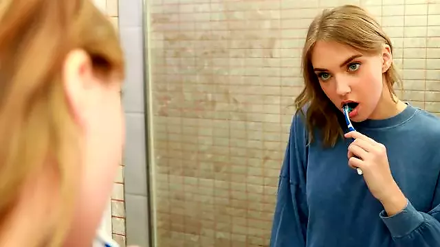 Uskyldig Blowjob, Håndjob I Sofaen, Stående Håndjob, Missionær Blonde Teen, Lange Bryster
