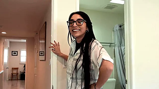 Pretty lady is going to really get freaky with a serious byeur