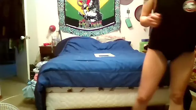 Tiny blonde twerkin fat booty
