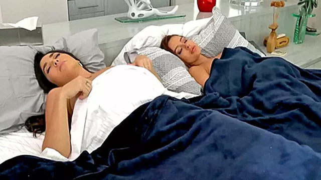Mlad A Prsat, Velké Kozy Masturbace, Velké Kozy, Malá Prsa, Velké Kozy Masturbace Lesby, Nedávný