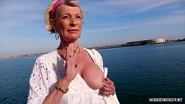 Tettona Bionda, Cougar Tettona, Tettone, Bionda Trio, Tette Bionda, Cougar Sesso A Tre, Nonne 70