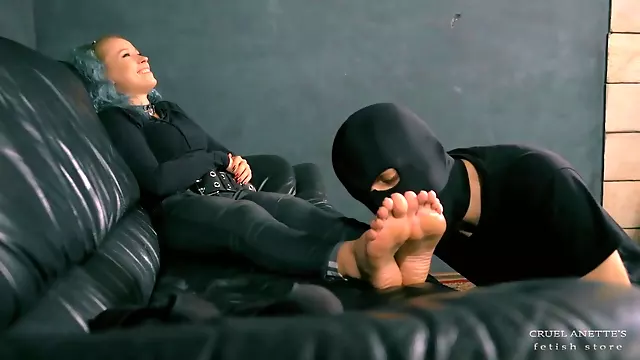 Piedi Tette, Worship Padrona, Tette, La Padrona Dei Piedi, Leccare Piedi, Femdom Padrona, Piedi Femdom