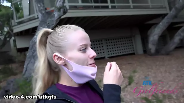 Blondýnka Footjobm, Tetování Blondýna, Mladá Blondýnka, Mladý Pár, Kozy, Malá Prsa, Malá Prsa Pov