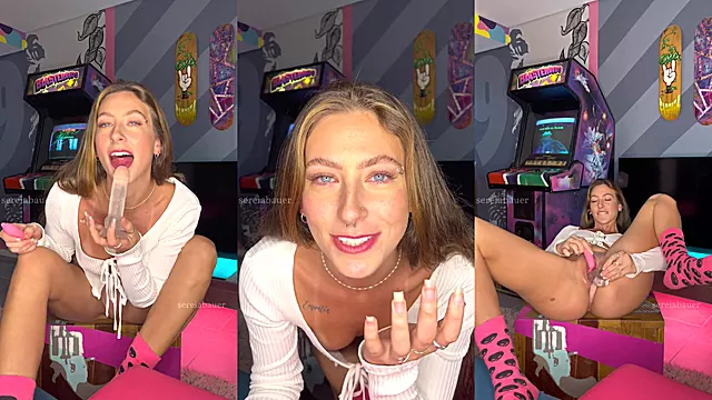 VIZINHA BRASILEIRA SE DIVERTE COM SEUS TOYS