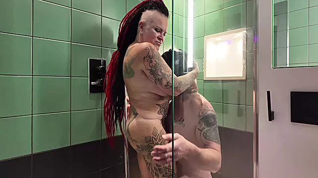 Mom In Bath, Store Patter Mor, Dansk Milf, Fodfetish, Fod Tattoo, Milf Domina, Modne Tatoveret Kvinder