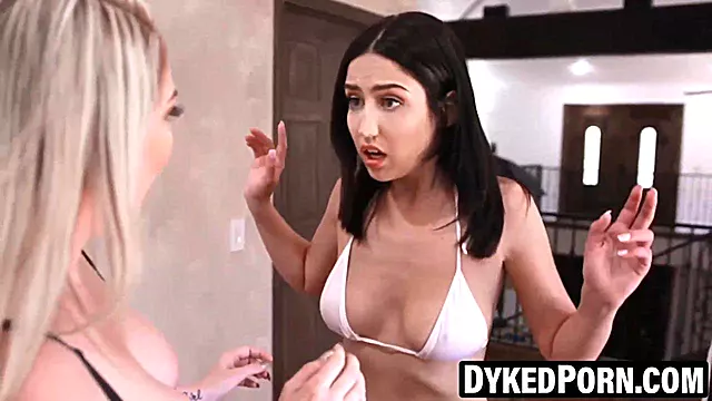 Milf Plavusa, Blonde Tinejderi, Grube Lezbejke, Mlade Lezbejke, Lizanje Prstiju, Milf Masturbacija