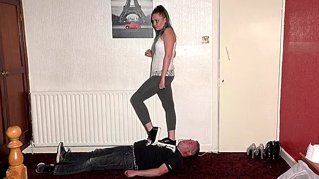 Dominație Feminina, Trampling Adidasi
