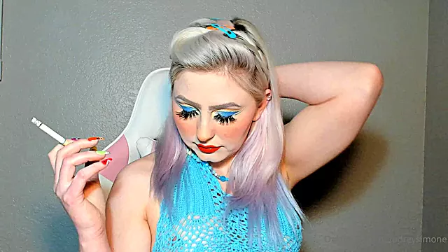 Fumează Blonda