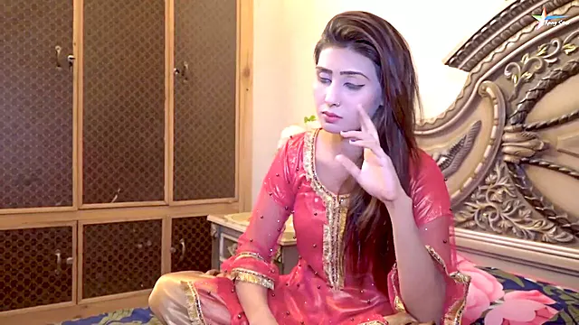 Desi bhabhi Sunnydesivideos experiences true romance for the first time