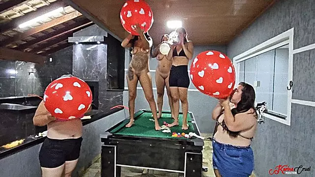 Raue Party, Zeigen