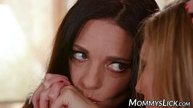 Lesbian Vagosex 18, Vollbusige Verführt Ihn, Lesben Sex Milf Fickt Teen, Reife Frau Verfuehrt Jungen