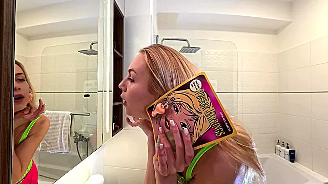 Techno Festival Hot Amateur Raver Slut Flashes Tight Pussy Under Her Edm Outfit to Show Her Ass