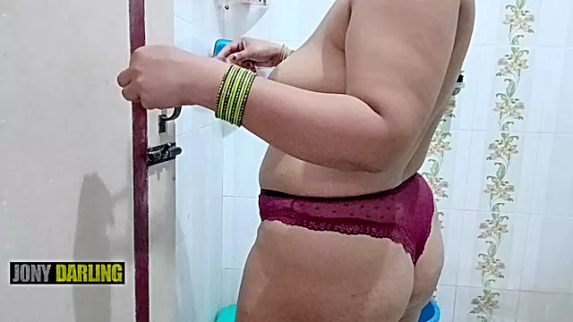 Cicciottella Amatoriale, Nudi Amatoriali, Zia Bagno, Cicciottella Al Bagno, Grassa Nuda, Zia Nuda