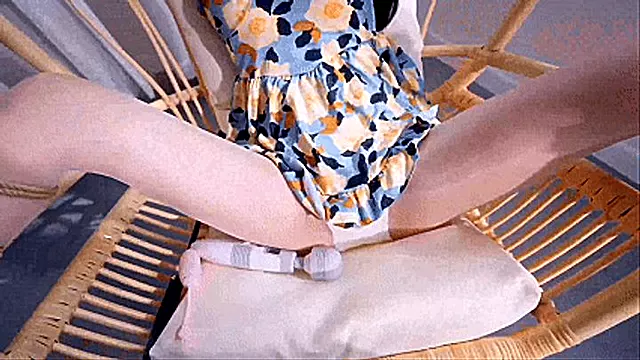 ms14-Using a vibrator to bring a girl to orgasm