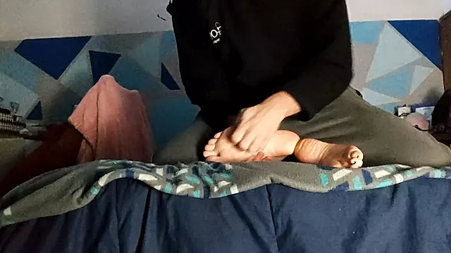 Amateur Foot Tickling Casual Tickle Time Face Down with My Argentine Girlfriend (Part 1)