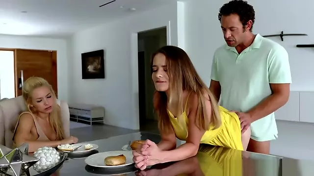 Blowjob Dibawah Meja, Di Meja Makan