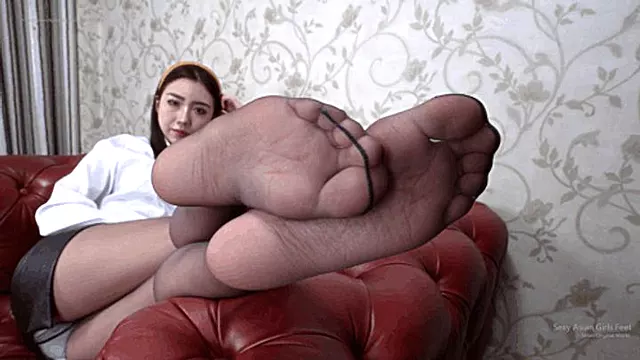Beautiful Asian girl Xiaoli shows her sexy flexible little feet128 HD