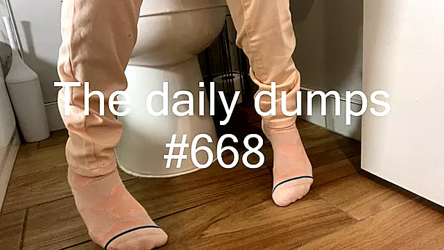 Fetish Em Meia Soquete, Mijando No Jeans
