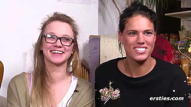 Brünette Lesben, Brünette Fotze, Deutsch, Deutsche Fotze, Lespen Möse Essen, Lecken, Ich Mache Es Mir Selbst Deutsch