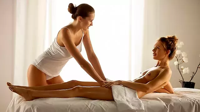 Brunetki Masaz, Chuda Brunetka, Palcówka Cipki, Szarpanie Cipki, Lizanie Cipy Lesbijki, Lesbijka Pod Stolem