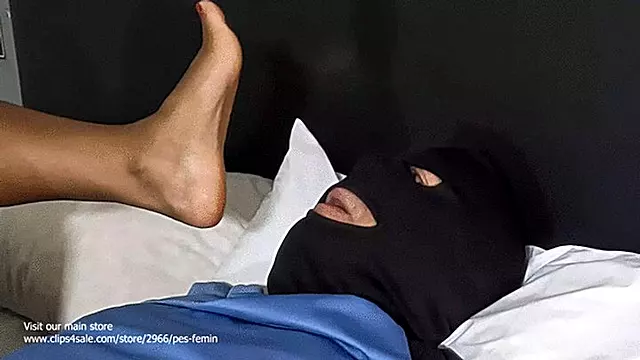 INTERRACIAL FOOT MALE DOMIANSTION CLOSES OF FACAE AND MOUTH OF SLVE
