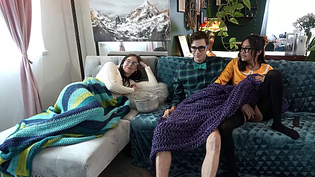 Nerdy stepsiblings are making ou infront of their mommy